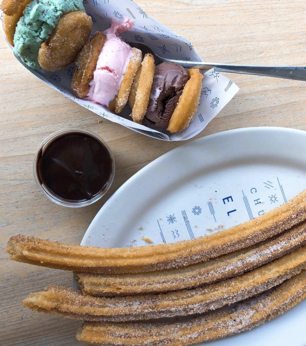 Este ya clásico de la CDMX es el mejor lugar para llevar a tus amigos extranjeros. La decoración es lindísima, en tonos blancos y azules y no solo es una churrería. Aquí también puedes comer tortas, pedir malteadas o hacerte de unos exquisitos consuelos: sándwiches de helado con tapa de churros enrollado. ¿Convencido?¿Dónde está? Tienen varias sucursales.