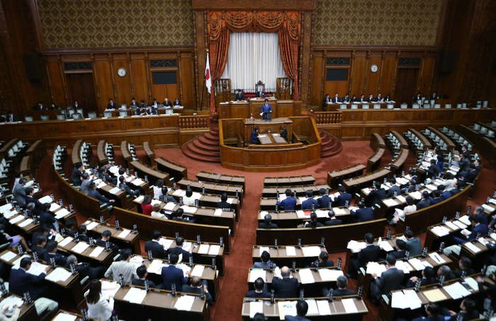(写真:参院本会議で答弁する安倍首相)外国人労働者の受け入れを拡大するための入国管理法改正案が衆院を通過し、参院での審議に入った。参院での与野党の勢力差を考えると、12月10日の国会会期末までの可決は確実な情勢だ。政府がこの国会で行おうとしていることは何か。それは、これまで「外国人の単純労働は認めない」という、日本が長年続けてきた入管政策の大前提を変えることだ。日本に入る外国人を管理する法律である入管法を改正することで、単純労働でも外国人労働者の受け入れを行うことを可能にする。そのための議論が行われているのだ。法務省による改正案の骨子は首相官邸が公開している。政府が特に人材不足が目立つ産業を選び、そこに「相当程度の知識又は経験を要する技能を要する業務に従事する外国人」や「熟練した技能を要する業務に従事する外国人」の就労を認める。政府は、2019年度から受け入れを始める意向だ。なお、2017年現在で、日本には127万人の外国人労働者がいる。これに加え、2018年6月末現在で28万5千人超の技能実習生が働いている。これまでの制度で外国人が日本で働く方法は、主に以下の4つがあった。* 留学生のアルバイト ただし、週に28時間まで* 技術・人文知識・国際業務 IT技術者、通訳、語学教師、外国企業の日本駐在員など。学歴などの条件あり。* 技能 調理師、ソムリエ、パイロット、スポーツ指導者など。* 技能実習 最長5年、途上国に日本の技術を伝えるための実習として働く。留学生のアルバイトと技能実習生を除けば、日本で働くためには一定の経験や技術、学歴などが必要だったが、その壁が事実上、取り払われることになる。