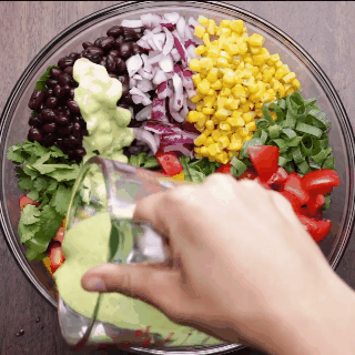Esta salada dispensa carne porque tem uma combinação bombástica de abacate, alho, sal, pimenta, azeite, coentro, limão, alface, milho e feijão. Sim, feijão! A receita na íntegra você lê aqui.