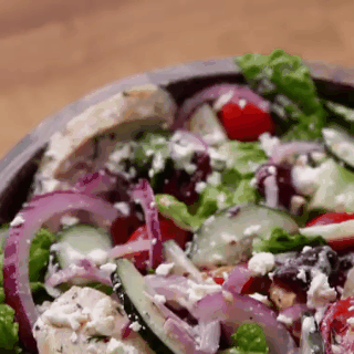 Nesta receita o frango de todo dia é assado com um toque de limão. Para a salada você vai usar alface romana temperada com bastante iogurte, azeite, vinagre, limão, água, endro, sal e pimenta. Não tem como ficar ruim. Veja toda a receita aqui.