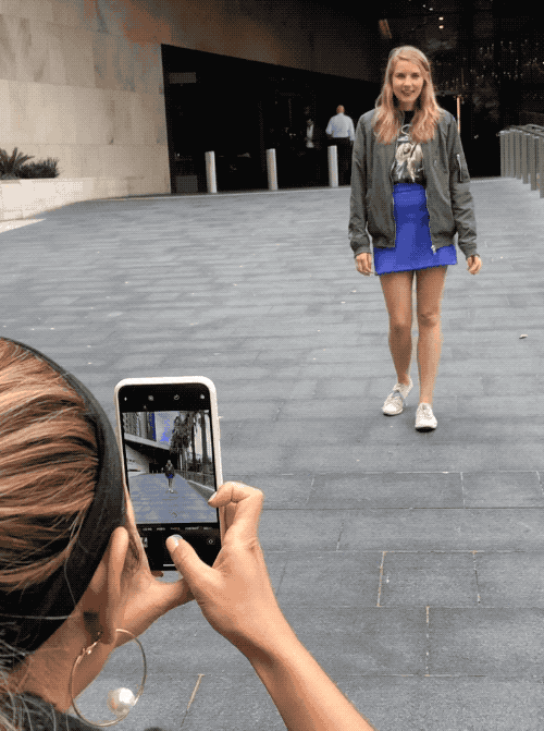 "Como ~modelo~, você tem que se sentir confortável em sua pose — se você se sentir desconfortável, isso irá transparecer em seu rosto e as pessoas poderão ver isso na foto. Você quer que a foto pareça autêntica, como se você estivesse se divertindo."Sei que algumas garotas gostam das fotos em movimento, tirando fotos entre as poses. Algumas garotas gostam de fotos andando, outras gostam de ficar paradas. A escolha é sua!"