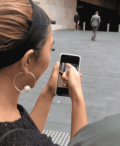 "Agora mesmo, olhando uma para a outra, podemos ver sombras escuras sob nossos olhos e queixos, e isso não favorece muito. Mas, quando você olha pela câmera ou pelo telefone, pode não parecer tão ruim assim. Então pegue o telefone e veja como fica de verdade."