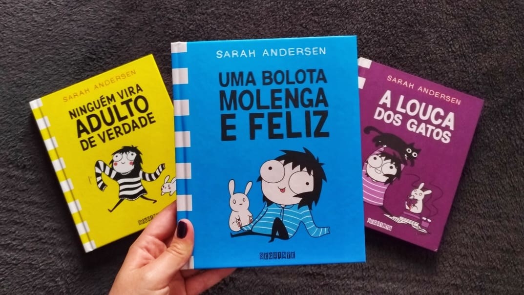 Eu sigo o trabalho da Sarah Andersen pelo Facebook há anos. De um jeito bem simples e extremamente fofinho, ela cria quadrinhos que sempre dão um calorzinho no meu peito. Sério, eu devo ser uma das maiores fãs do trabalho dela!Em 2016, foi lançado o primeiro livro dela traduzido no Brasil: "Ninguém vira adulto de verdade". Comprei na CCXP daquele ano e devo ter lido umas dez vezes – conseguindo apreciar todas como se fosse um livro novo! Desde então saíram mais dois livros dela por aqui: "Uma bolota molenga e feliz" e "A louca dos gatos". Eu recomendo a leitura dos três, mas caso você queira se familiarizar com a Sarah antes de comprar o livro, siga a sua página no Facebook. Prepare-se para se sentir abraçado toda vez que ler – eu sinto! – Isadora Manzaro