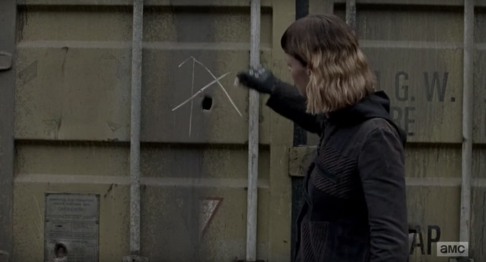 En la octava temporada, Jadis encierra a Rick en un container y lo marca con la letra "A". Sin embargo, en este reciente episodio cambia de parecer y dice que Rick es un amigo, por lo que lo cataloga con la letra "B". Esto solo nos hace ver que, tal vez, "A" es algo más negativo y "B" tiene una connotación positiva. O simplemente que Jadis mintió para salvar a Rick. Aún no lo sabemos.Aquí puedes ver otras referencias a la letra "A" a lo largo de la serie.