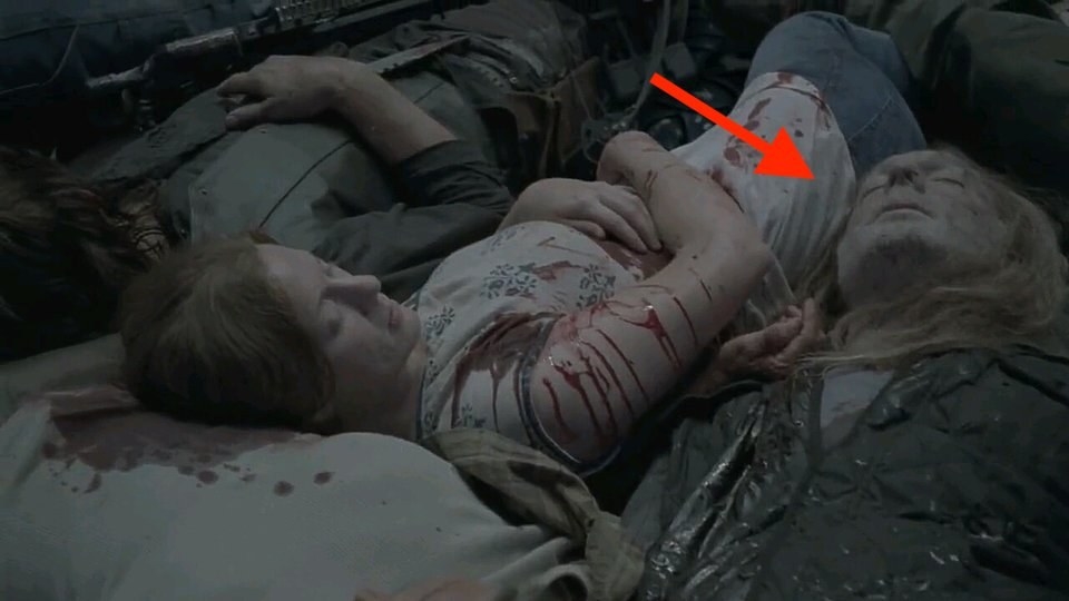 No es primera vez que Nicotero aparece en la serie, se le ha visto anteriormente vestido de zombie. Además de él, hay otros importantes personajes regados entre la multitud de cuerpos.