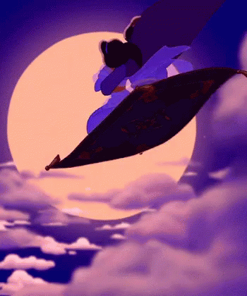 Jetzt mal Butter bei die Fische: Aladdin ist natürlich trotzdem ein mittelmäßiger bis guter Film. Doch so großartig wie ich ihn in Erinnerung hatte, war er dann leider nicht mehr. Eine lobende Erwähnung hätte ich da aber doch noch. Der fliegende Teppich ist wohl so mit der lustigste und sympathischste Charakter des Streifens. Kein Witz, die Animation des prunkvollen Unterlegers ist so menschlich und charmant, dass sie mich sogar kurzzeitig vergessen lässt, wie nervig DIESER SAU DUMME DSCHAFAR IST. Ach ja, die Songs sind auch ganz gut.