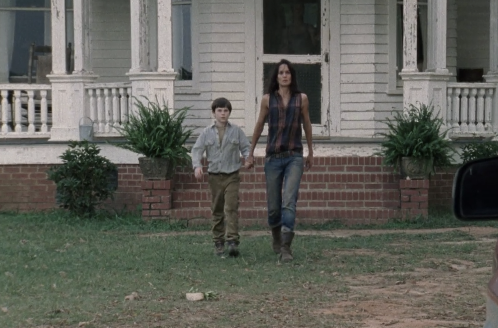 Aunque sí hacen acto de aparición algunos significativos personajes fallecidos a lo largo de la serie (como Shane, Hershel y Sasha), la actual showrunner del show, Angela Kangm, explicó que la razón por la que no salen su esposa y su hijo en su capítulo de despedida es porque, en las alucinaciones, Rick está buscando a su familia, encontrarse con ellos en su imaginación hubiese puesto final a su lucha por permanecer vivo.