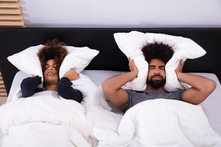 "Eu tinha uma vizinha muito sem noção: falava alto, brigava com o marido e os filhos e como as paredes eram finas e eu ouvia tudo. Achava um porre mas nunca passou disso, até o dia em que eu estava no elevador pro meu apartamento subindo com um casal, quando o cara pergunta “você veio pra festa também?” Sem entender nada, lógico, respondi que não. Eis que abre a porta do elevador e eu vi a festa. A infeliz encheu o corredor de brinquedos e fez a festa de um ano do filho dela lá, ficamos ouvindo barulho até a 'festa” acabar'" – Anônima