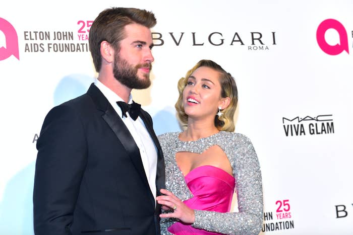 Miley Cyrus egy péniszen Lugosi Béla szerepei képekben