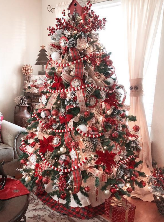 39 Aesthetically Pleasing Christmas Trees That'll Make You Say 