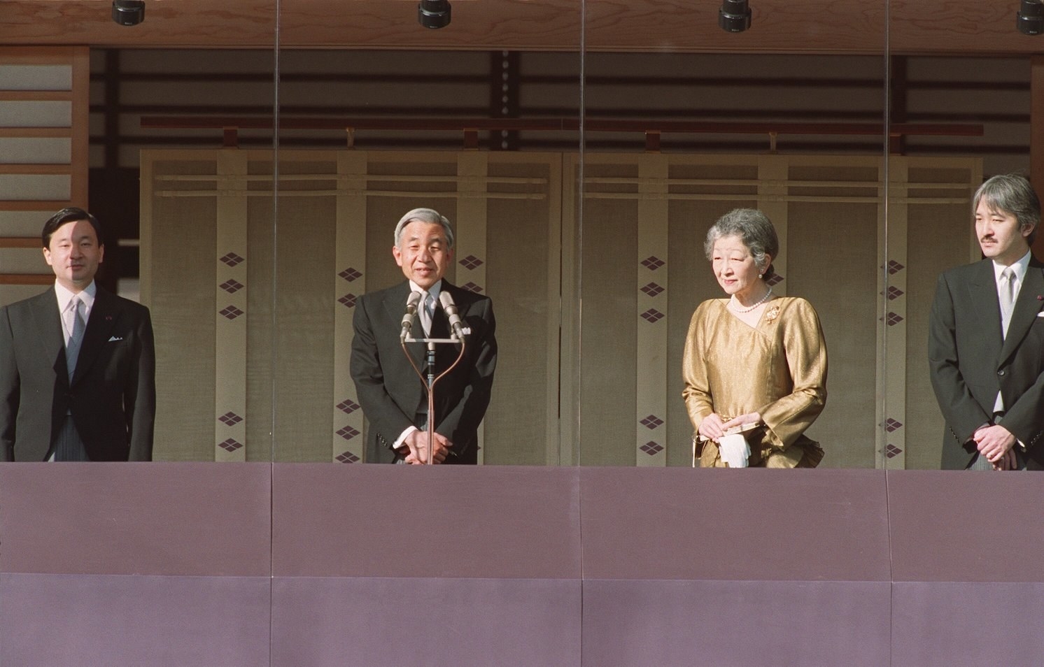 左から皇太子さま、天皇陛下、皇后陛下、秋篠宮さま(2001年1月)
