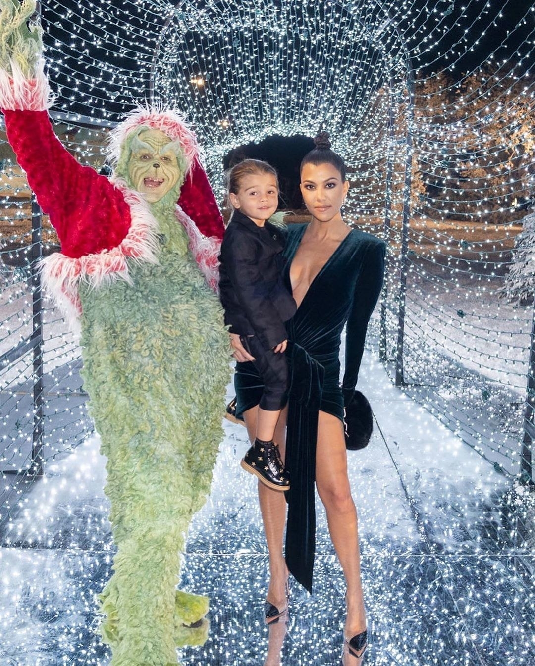 The Kardashian/Jenner/West's Christmas Party Was Peak Kardashian/Jenner ...