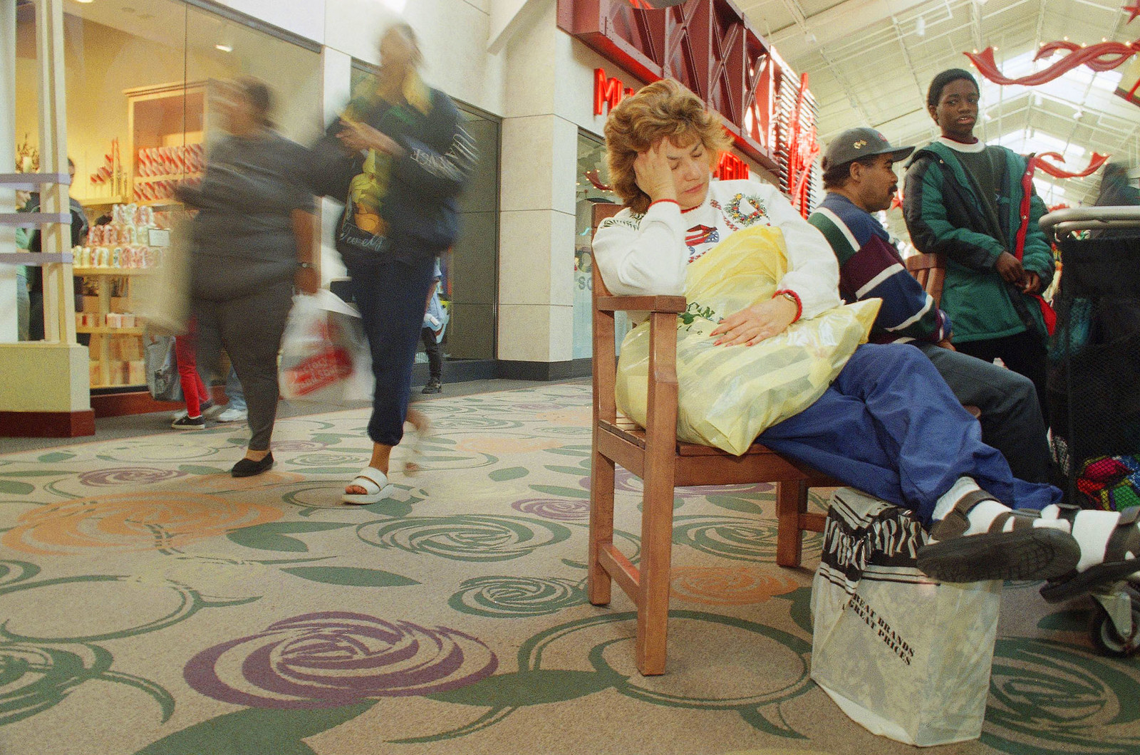 This Is What Christmas Shopping Looked Like In The 90s