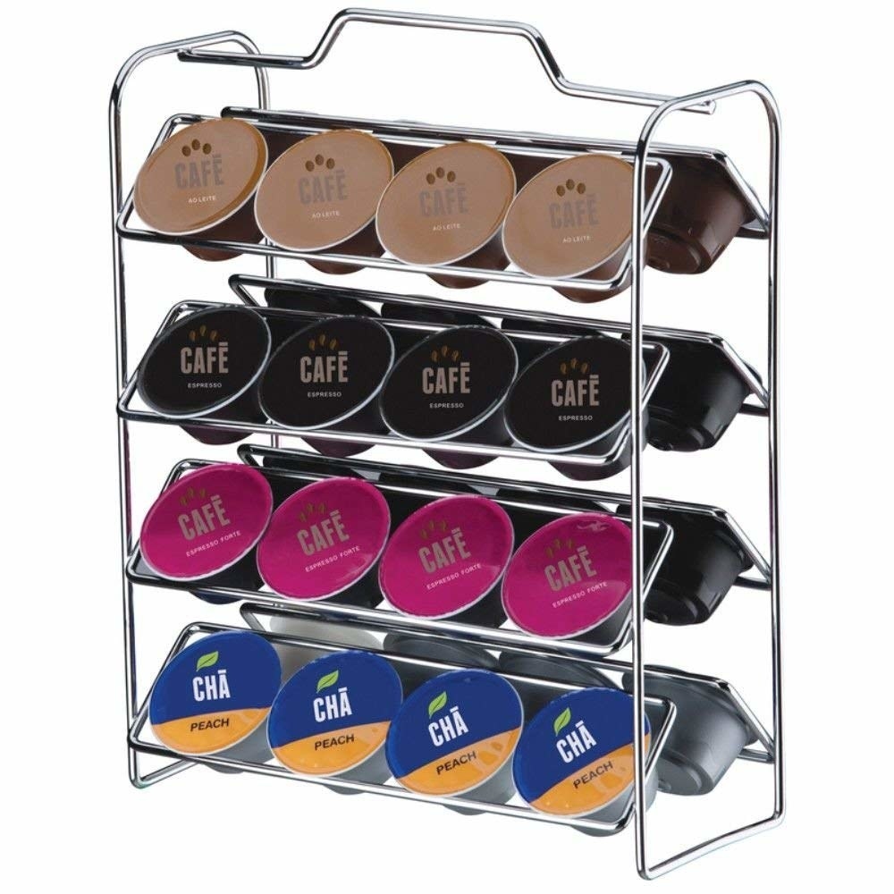 Quem tem uma dessas máquinas de café expresso em casa, sabe que é complicado armazenar as cápsulas de uma forma interessante. Este suporte vai deixar elas organizadas e visualmente bonita para quem visitar seu santuário do café.