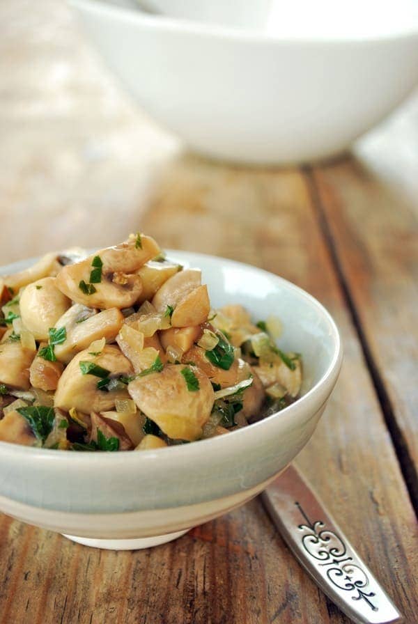 Si entre tus amigos hay vegetarianos, seguro disfrutarán esta receta que combina el jugo de los champiñones con el sabor amargo de la cerveza. Te tardas máximo 20 minutos en prepararla. Conoce la receta completa aquí.