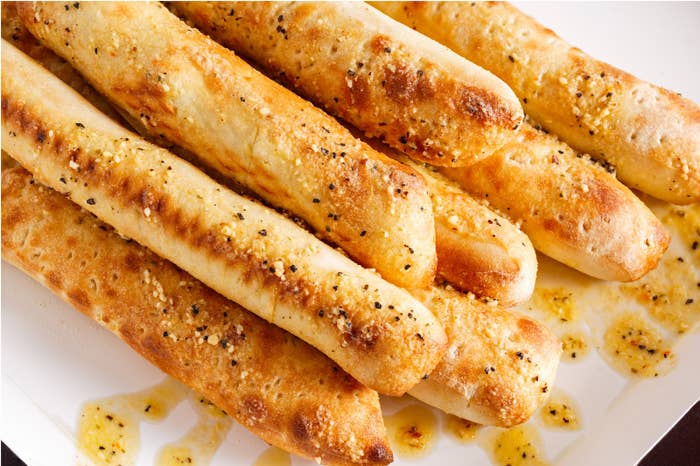 Son los clásicos palitos de pan que te botaneas antes de cualquier comida, pero con un giro muy interesante. Lleva un poco más de tiempo prepararlos, pero puedes hacer muchos de un sólo jalón y llevarlos como entrada para varias cenas. Encuentras la receta completa aquí.