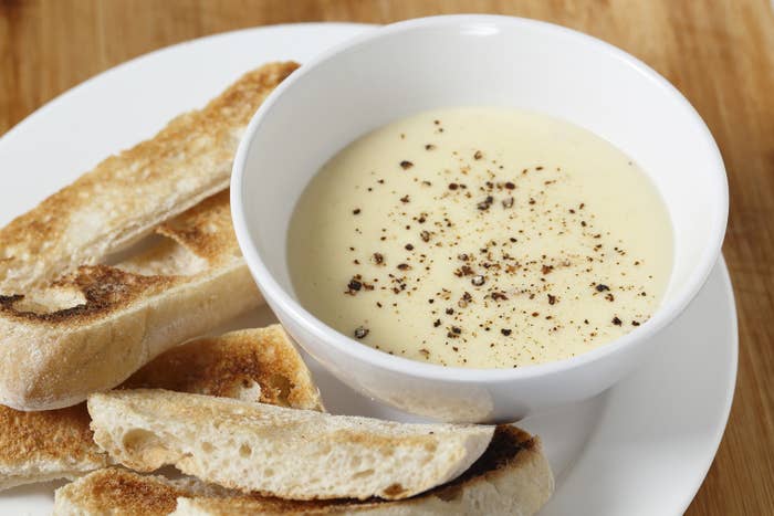 Esta combinación es ganadora para ofrecer como entrada en cualquiera de tus posadas decembrinas. Tiene pocos ingredientes y puedes servirlo sobre galletas saladas o pedacitos de pan tostado.Encuentra la receta completa aquí.