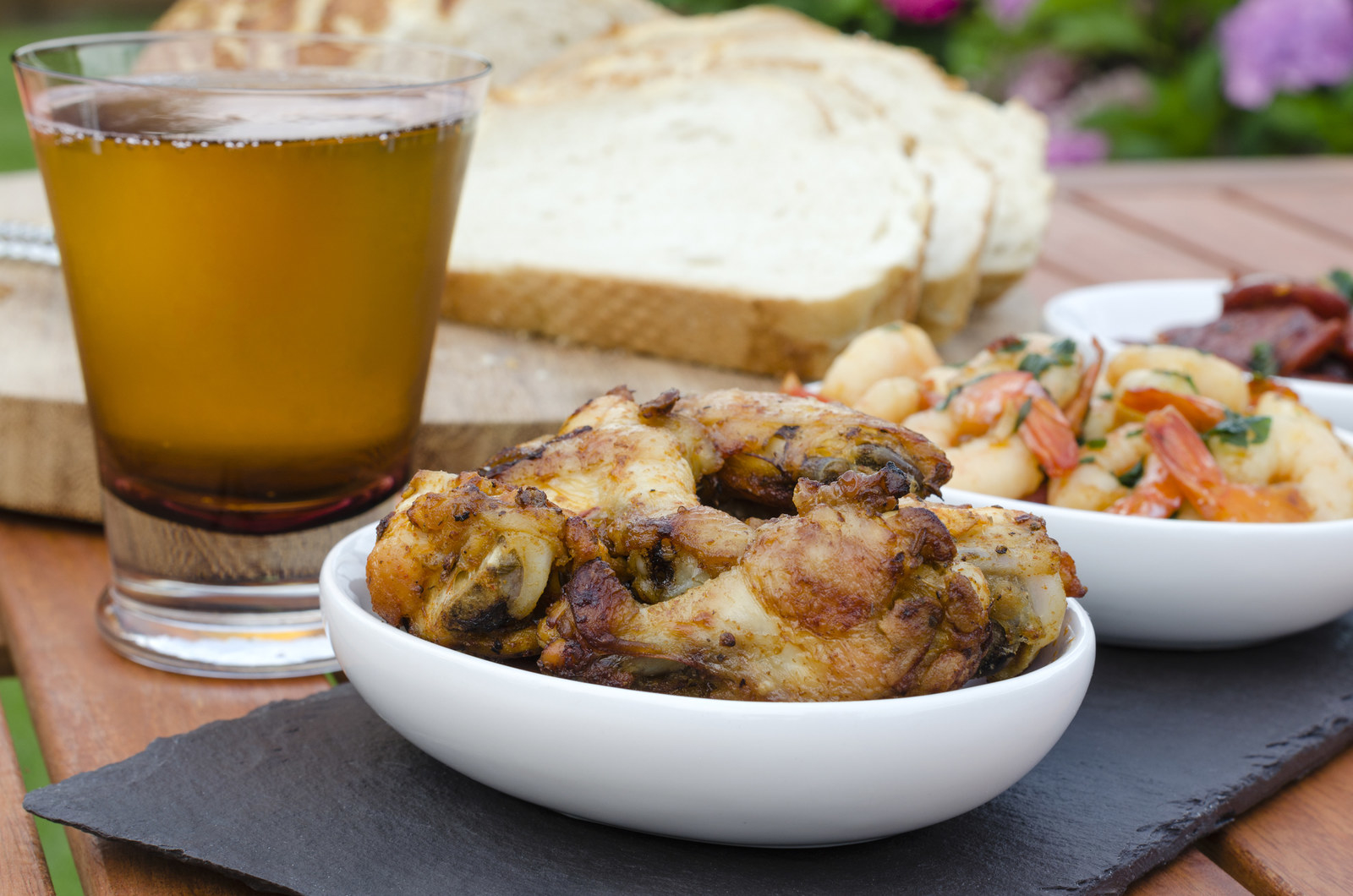 Este platillo no te toma ni quince minutos de preparación. Necesitas pollo en piezas o una pechuga, cerveza negra, papas, zanahorias, harina, aceite, sal y pimienta. Aquí puedes ver cómo prepararlo.