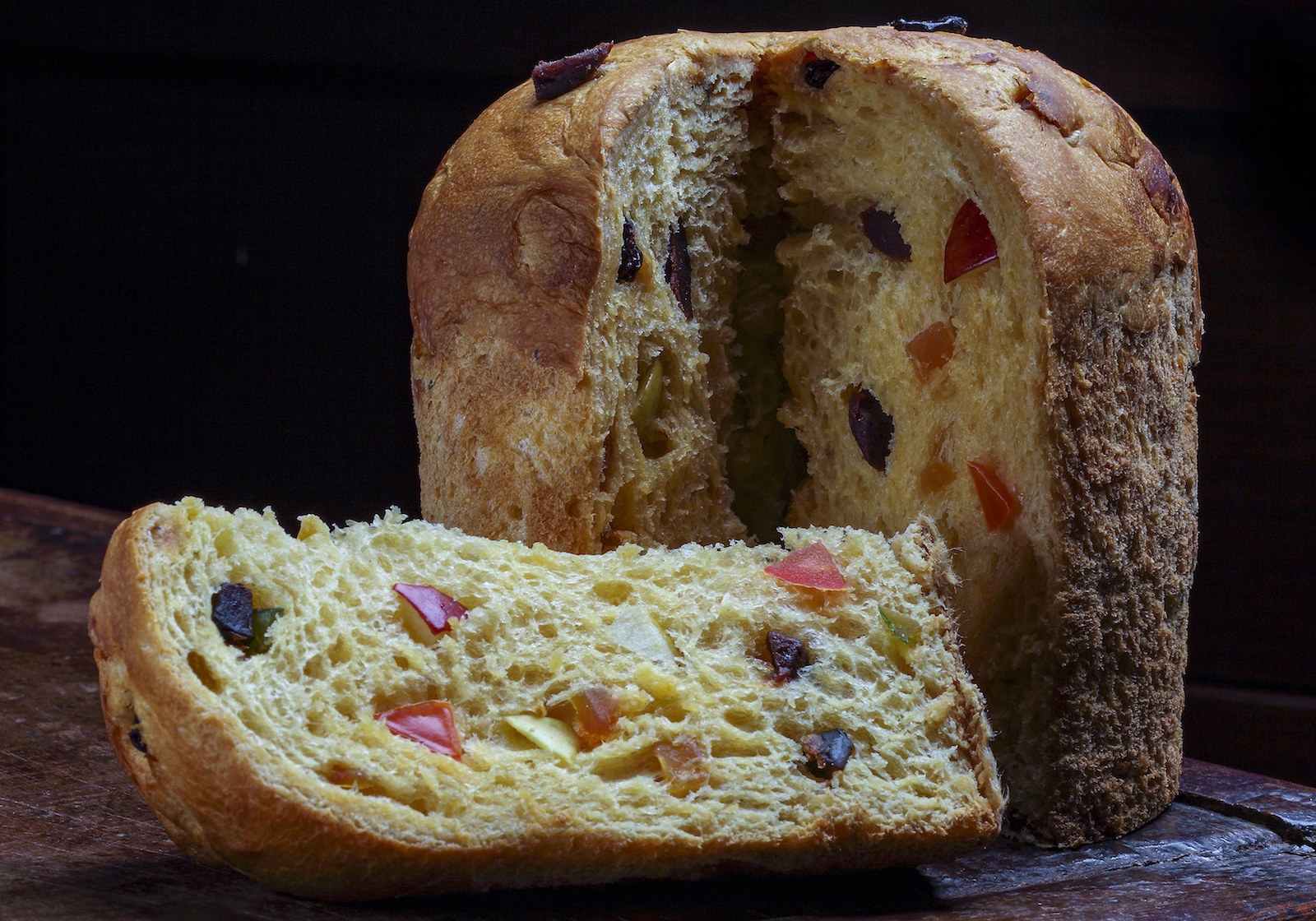 ¿Qué es? Es un dulce típico de Milán y muy popular alrededor del mundo, tanto así que es 90% posible que en tu casa alguna vez hayan comprado uno. El postre empieza con una base circular y termina en forma cilíndrica. En cuanto al relleno, tradicionalmente viene con pasas y frutas confitadas, pero hay de todo: con solo chocolate, dulce de leche, y muchas otras versiones.