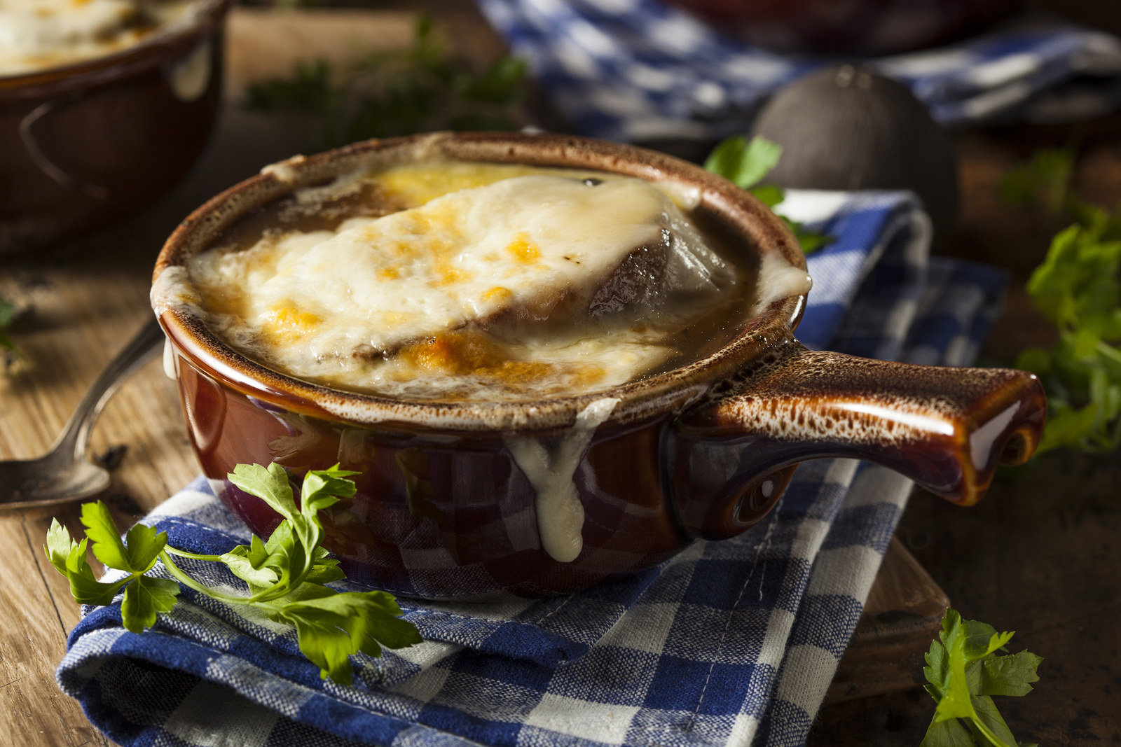 ¿Acaso existe mejor combinación? Esta crema es la opción perfecta para cualquier amante de las cremas calientitas, pues te quitará el frío y te dejará un excelente sabor de boca. Acompáñala con pan. Conoce la receta aquí.