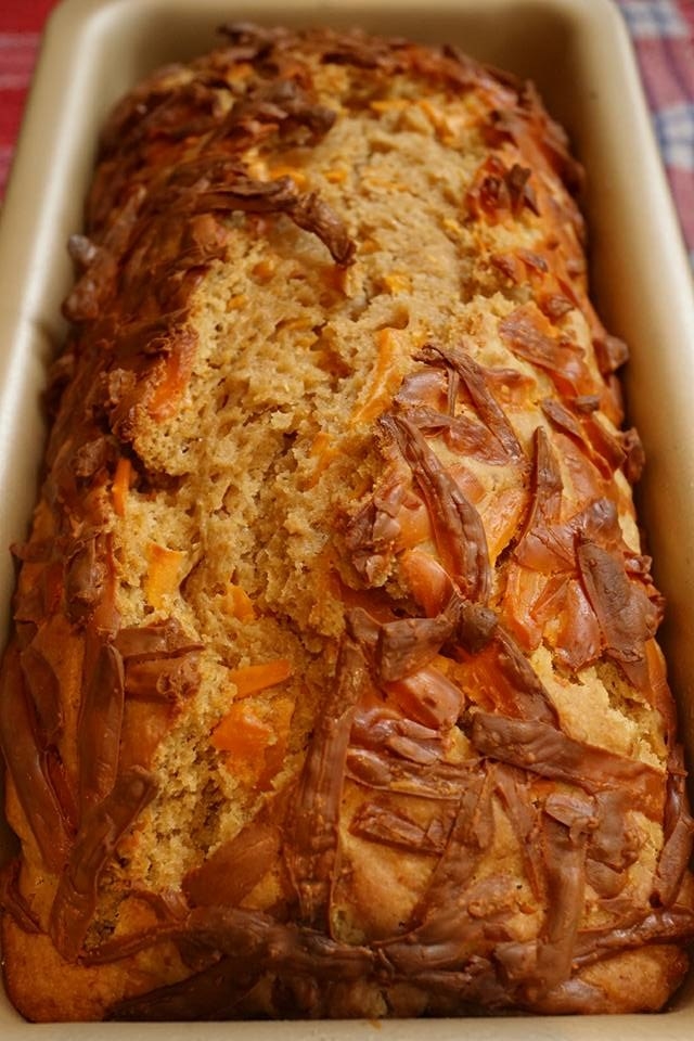 Este pan de ajo con queso queda perfecto para acompañar tus cenas de fin de año y se tarda muy poco en preparar. Querrás preparar uno para quedarte en tu casa y otro para llevar a tus eventos navideños. Aquí puedes ver la receta.