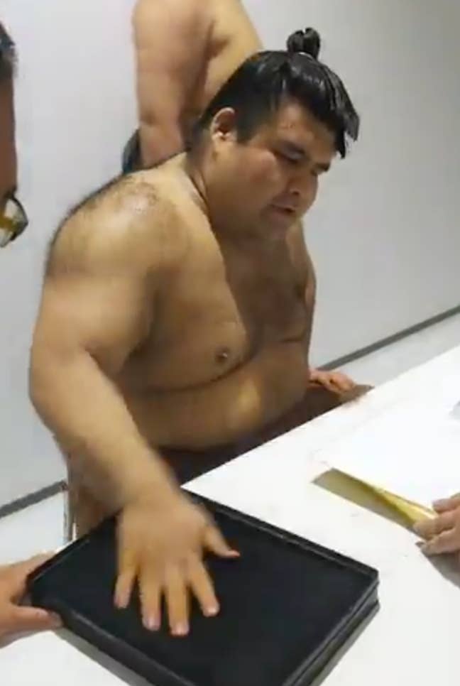 I Can T Stop Watching This Sumo Wrestler Sign Autographs