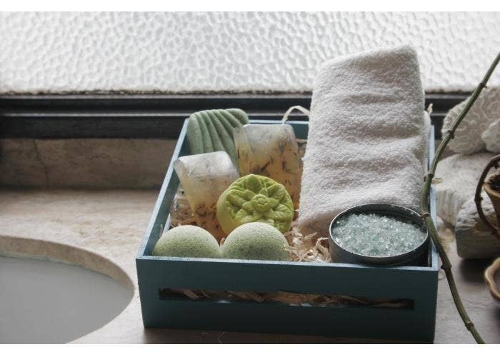 Con tanto tiempo en tu casita, más vale que te ocupes de consentirte con este kit con una bomba de baño de menta, un jabón de eucalipto, una barra exfoliante de eucalipto, un jabón decorativo de romero, un jabón de glicerina y romero y sales de baño de menta.