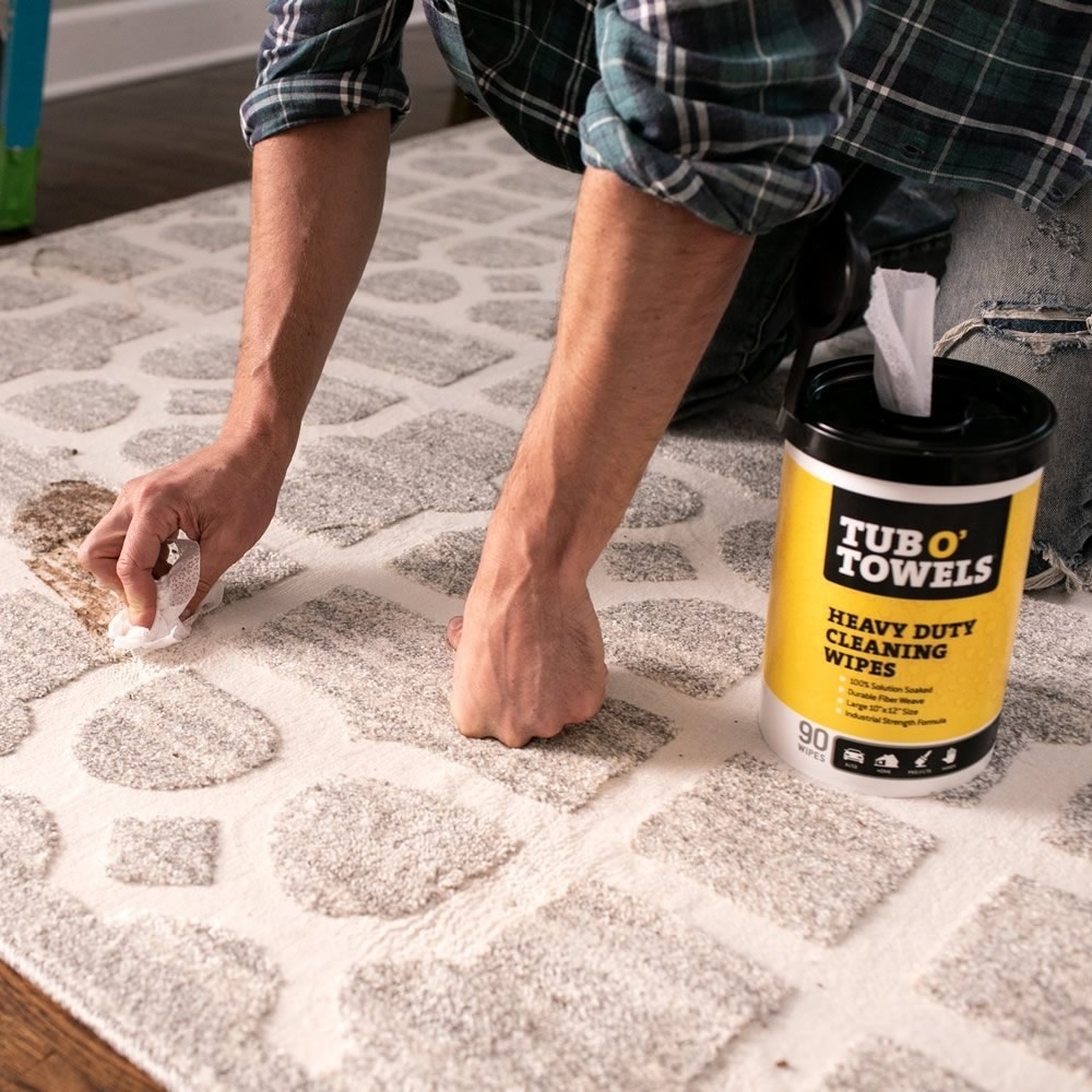 model using Tub O&#x27; Towels to clean a stain out of a rug