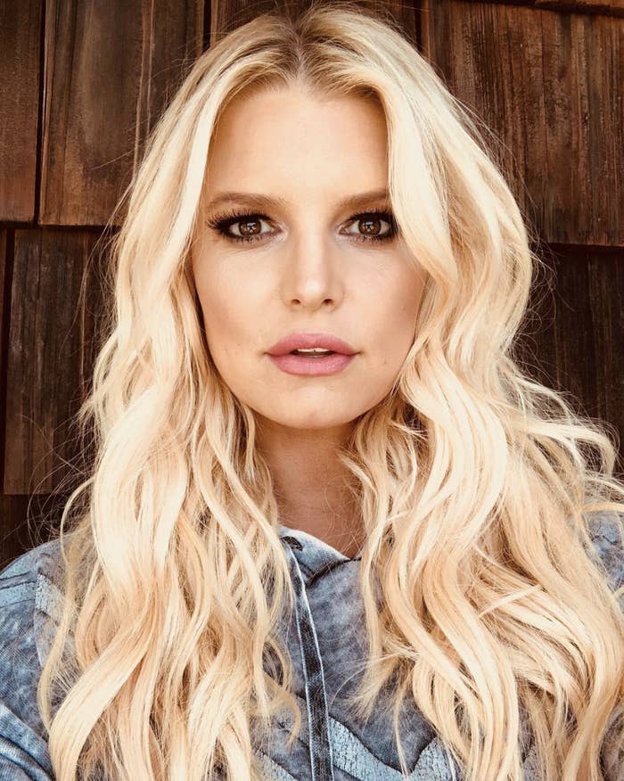Attention Jessica Simpson Needs Your Help In Deswelling Her