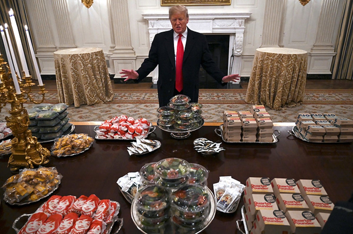 偉大なるアメリカの食べ物 トランプ大統領 ホワイトハウスでハンバーガーをふるまう