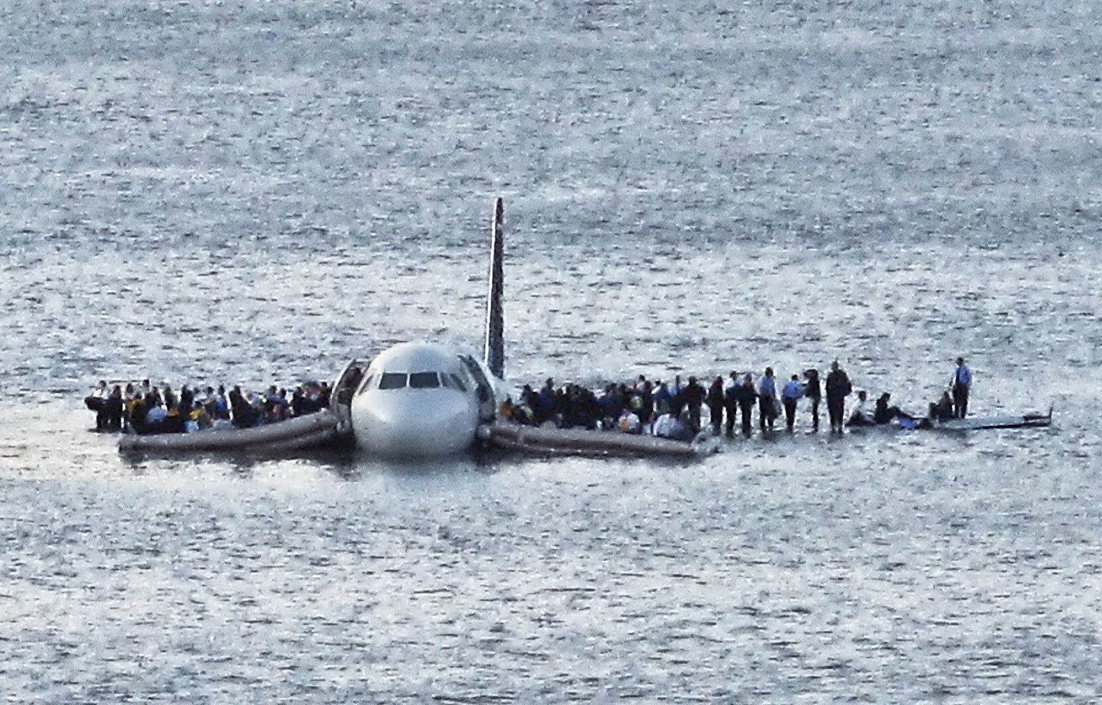 Если пассажир оказался в воде. Аварийная посадка a320 на Гудзон. Аварийная посадка на Гудзон 2009. Самолёт на Гудзоне 2009. Самолёт Airbus a320 чудо на Гудзоне.