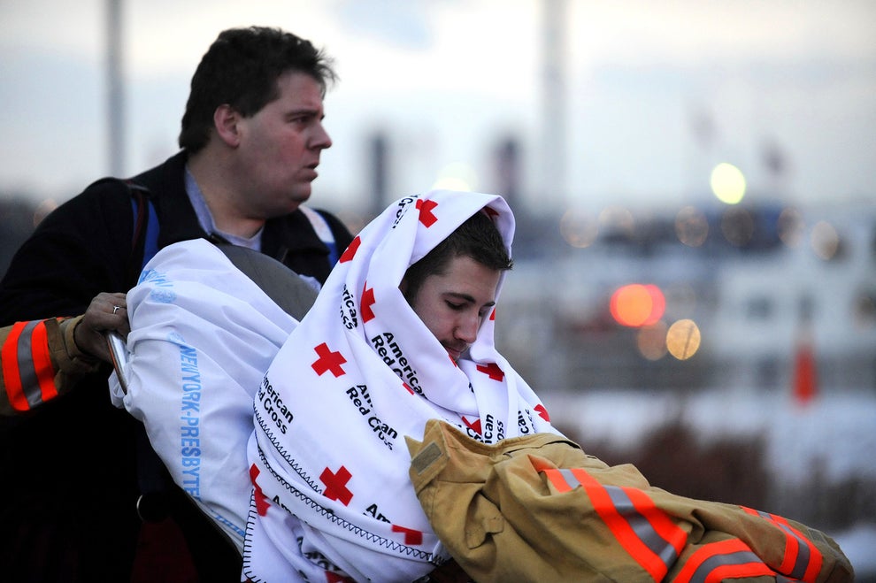 24 Dramatic Pictures Of The “Miracle On The Hudson” On The 10-Year Anniversary