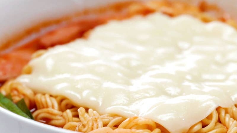 1人分材料：インスタントラーメン 1袋白菜(2cm幅のざく切り) 50g白菜キムチ 100gもやし 80gニラ(3cm幅に切る) 20gソーセージ(斜め薄切り) 2本にんにく(スライス) 1片ごま油 小さじ1水 500ml(A)酒 大さじ1(A)しょうゆ 大さじ1(A)コチュジャン 大さじ1(A)鶏ガラスープの素 小さじ1スライスチーズ 1枚作り方：1.鍋にごま油、にんにくを入れて火にかけ、香りが立ったら白菜キムチを加えて炒める。2.水、(A)の調味料を加えて混ぜ、沸騰したら白菜、もやし、ソーセージを加えて5分ほど煮る。3.(2)にインスタントラーメンを加えて袋の表記時間通り煮る。4.仕上げにニラを加えてサッと煮る。5.器に盛り、スライスチーズを乗せたら、完成！