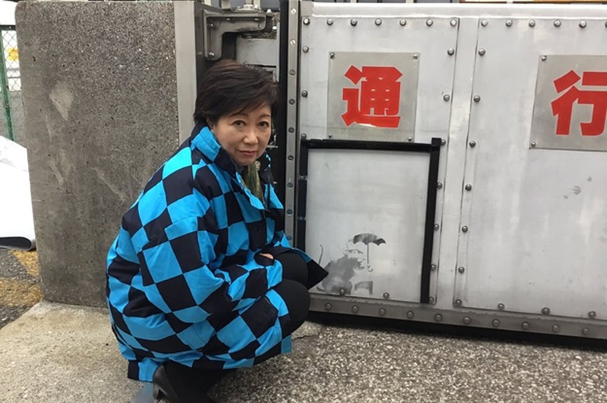 東京にバンクシー 小池知事が記念写真 築地のネズミ との声も