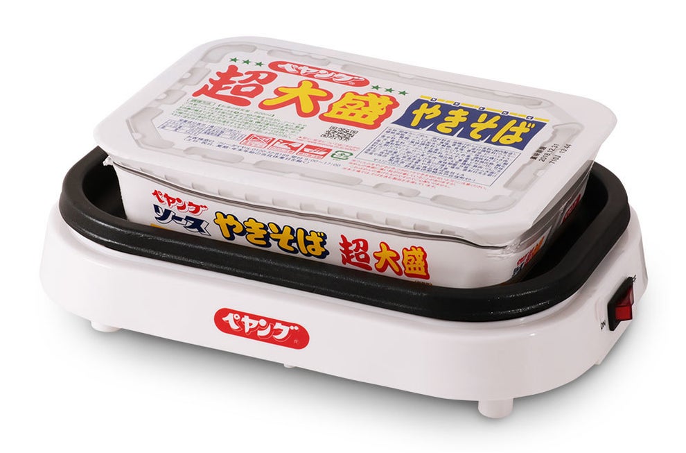 「フライパンで焼けばいいのでは?」などという疑問は野暮でしかありません。本製品は水分の蒸発率やソースの焦げ方を研究し、焼きそばを焼く温度設定に最適化された、まさにペヤングのためのホットプレートなのです。