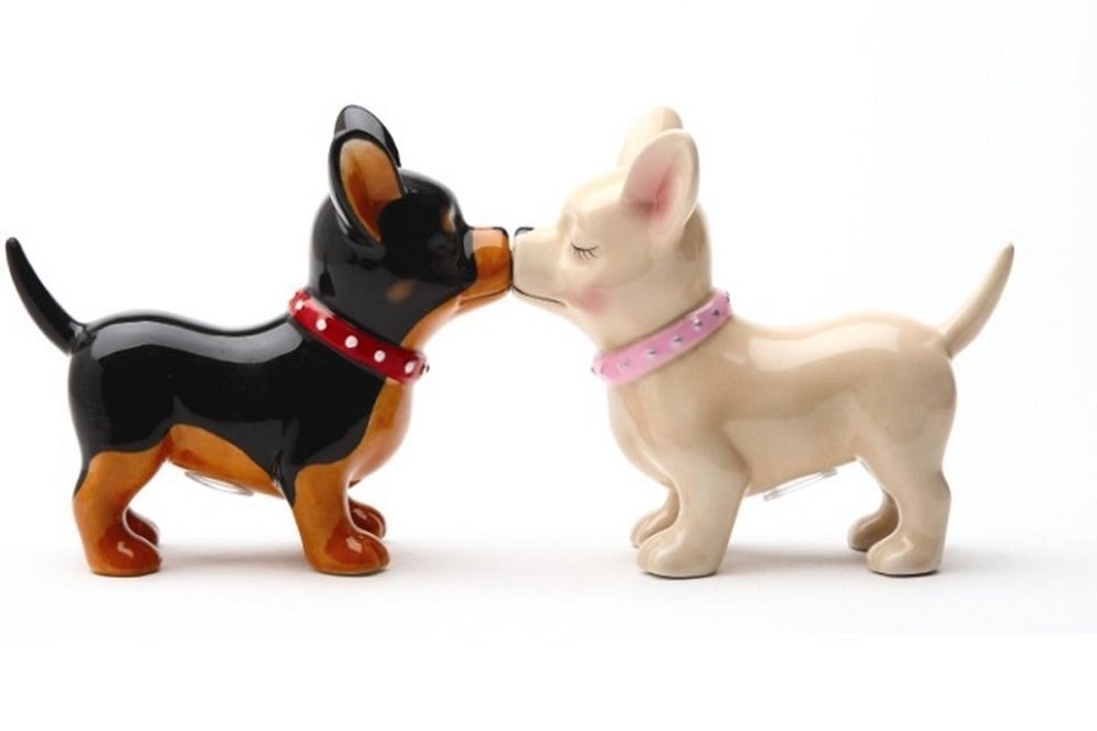 chihuahua salt and pepper shakers kissing 