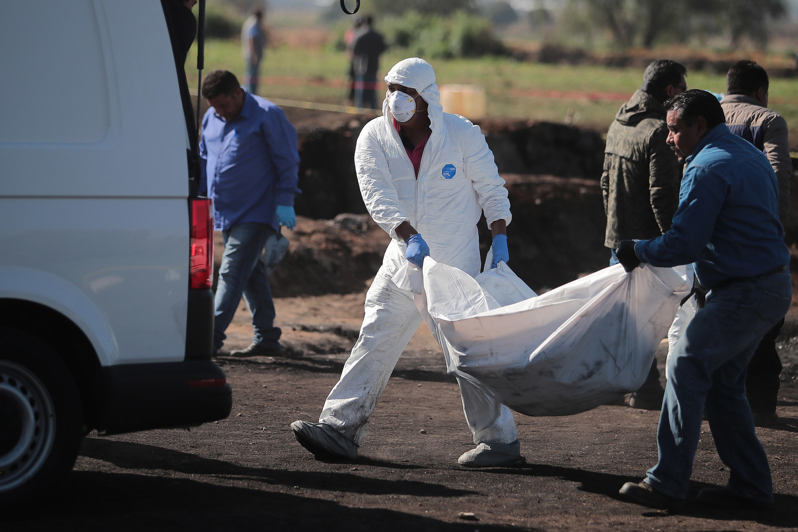 破損したパイプラインから人々が石油を盗もうとするなか メキシコ兵たちはただその場に立っていた 数時間後 数十人が死亡する事故が起きた