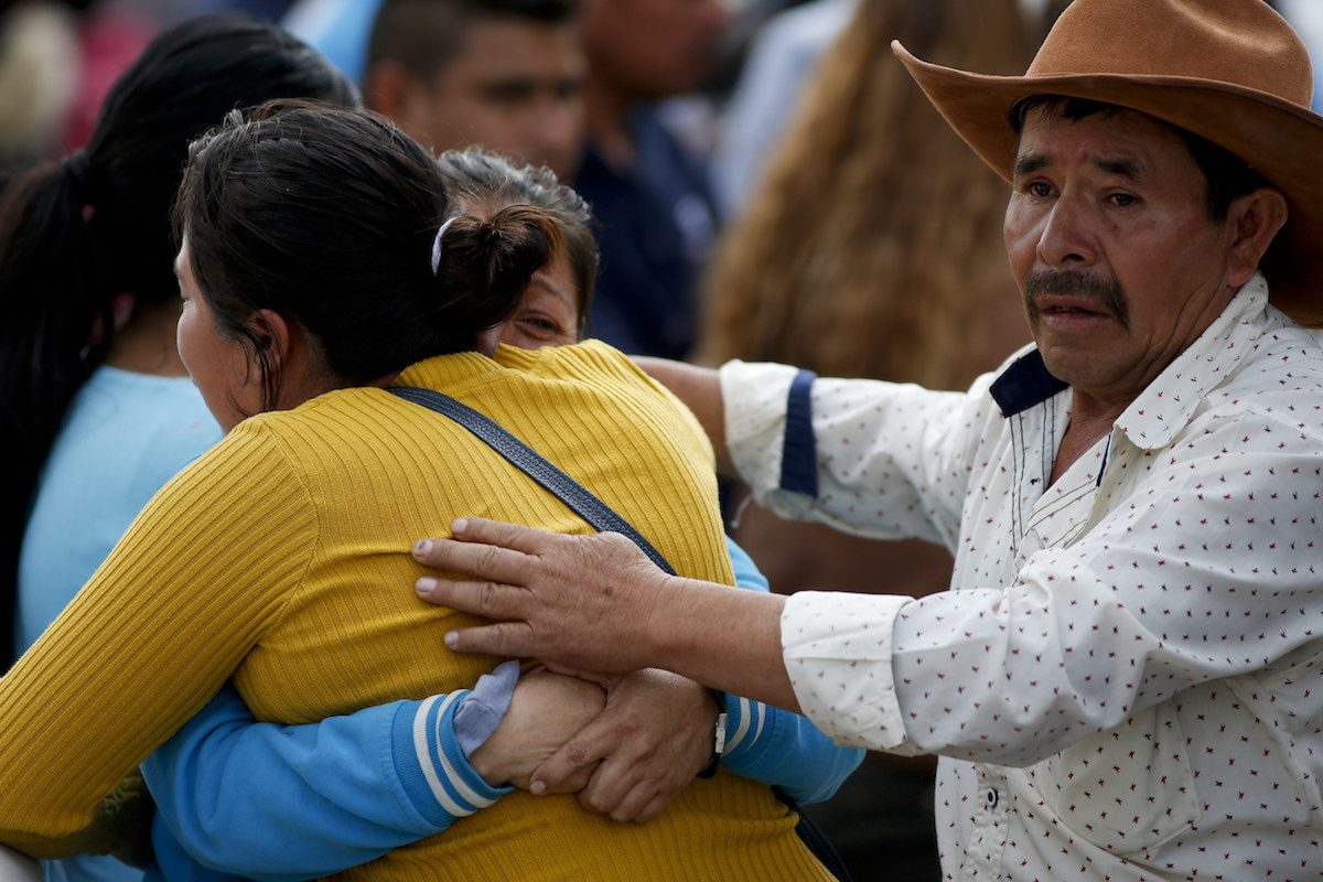 破損したパイプラインから人々が石油を盗もうとするなか メキシコ兵たちはただその場に立っていた 数時間後 数十人が死亡する事故が起きた