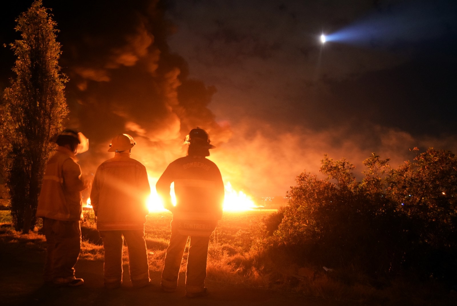 破損したパイプラインから人々が石油を盗もうとするなか メキシコ兵たちはただその場に立っていた 数時間後 数十人が死亡する事故が起きた