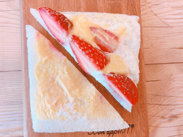 衝撃 コンビニ3社のいちごサンドを比べたら いちごの量がだいぶ違った 衝撃 コンビニ3社のいちごサンドを比べたら いちごの量がだいぶ違った