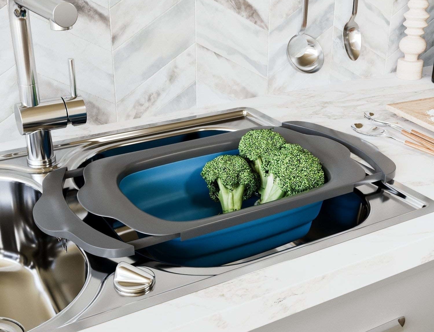 Colander with expandable arms hooked onto the edge of both sides of the sink to easily wash veggies