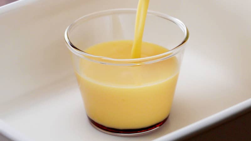 100mlプリン型 5個分材料：◼︎カラメルグラニュー糖 70g 水 大さじ2熱湯 大さじ2◼︎プリン液温めた牛乳 320mlグラニュー糖 60g 卵 3個卵黄 1個◼︎カステラ卵 2個砂糖 40gはちみつ 20g薄力粉 50g作り方1. オーブンを160℃に予熱する。2.カラメルソースを作る。小鍋にグラニュー糖と水を加えて中火にかける。大きな泡が小さくなって、まわりからカラメル色になってきたら、焦げ付かないように鍋をゆする。こうばしい香りがしてきたら火を止めて熱湯を加える。（この時、はねるので気をつける）3. プリン型に流し入れ、冷蔵庫で30分ほど冷やす。（ゆるすぎる場合はもう一度火にかけて煮詰め、煮詰め過ぎて固くなったら熱湯を足してのばす。） 4. 牛乳を火にかけ、60℃（周りがふつふつするくらい）まで温める。5. プリン液を作る。ボウルに卵、卵黄、グラニュー糖を入れて泡立て器ですり混ぜ、卵白のコシをしっかり切る。6. 温めておいた(4)を2回に分けて加え混ぜ、茶こしなどで濾して計量カップに入れておく。 7. カステラを作る。ボウルに卵、砂糖、はちみつを加え、湯せんにかけながら混ぜる。8. 湯せんから外し、ハンドミキサーの高速で白くキメが均一になるまで泡立てる。9. 薄力粉を振るい入れ、さっくりと混ぜる。10. 深めのバットにカラメルの入ったカップを並べる。それぞれにプリン液を注ぎ入れ、その上にカステラ生地を流す。11. プリン液の高さくらいまでお湯をはり、天板に乗せて160℃に予熱したオーブンで35分焼く。12. 粗熱が取れたら冷蔵庫で2時間ほど冷やして、完成！