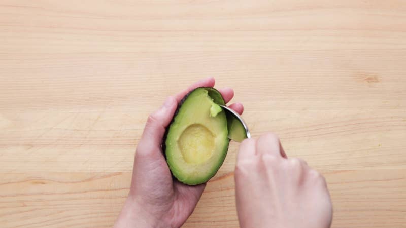 2人分納豆キムチグラタン材料：アボカド 1/2個納豆 1パック白菜キムチ 40gごま油 小さじ1/2ピザ用チーズ 20g作り方：1.アボカドは半分に切って種を取り除き、中身をくり抜いて1cm角に切る。2.ボウルに納豆、白菜キムチ、ごま油を入れてよく混ぜ、(1)を加えて軽く混ぜる。3.アボカドの皮に(2)を戻し入れ、ピザ用チーズをのせる。4.トースターに入れ、チーズに焼き目が付くまで2-3分焼いたら、完成！明太クリームチーズグラタン材料：アボカド 1/2個クリームチーズ 40g明太子（ほぐす） 大さじ1粗挽きコショウ 少々マヨネーズ 適量作り方：1.アボカドは半分に切って種を取り除き、中身をくり抜いて1cm角に切る。2.ボウルに明太子、クリームチーズ、コショウを入れてよく混ぜ、(1)を加えて軽く混ぜる。3.アボカドの皮に(2)を戻し入れ、ピザ用チーズをのせる。4.トースターに入れ、マヨネーズに焼き目が付くまで2-3分焼く。刻みのりをかけたら、完成！ピザ風グラタン材料：アボカド 1/2個厚切りベーコン（1cm角） 1枚コーン缶 大さじ1ケチャップ 大さじ1塩 少々コショウ 少々ピザ用チーズ 20gケチャップ 適量作り方：1.アボカドは半分に切って種を取り除き、中身をくり抜いて1cm角に切る。2.ボウルに(1)、ベーコン、コーン、ケチャップ、塩、コショウを入れてよく混ぜる。3.アボカドの皮に(2)を戻し入れ、ピザ用チーズをのせる。4.トースターに入れ、チーズに焼き目が付くまで2-3分焼く。ケチャップをかけたら、完成！和風グラタン材料：アボカド 1/2個木綿豆腐（1cm角） 50gマヨネーズ 大さじ1みそ 小さじ1酒 小さじ1ピザ用チーズ 20g万能ねぎ作り方：1.アボカドは半分に切って種を取り除き、中身をくり抜いて1cm角に切る。2.ボウルにマヨネーズ、みそ、酒を入れてよく混ぜ、(1)、木綿豆腐を加えて軽く混ぜる。3.アボカドの皮に(2)を戻し入れ、ピザ用チーズをのせる。4.トースターに入れ、チーズに焼き目が付くまで2-3分焼く。万能ねぎをかけたら、完成！