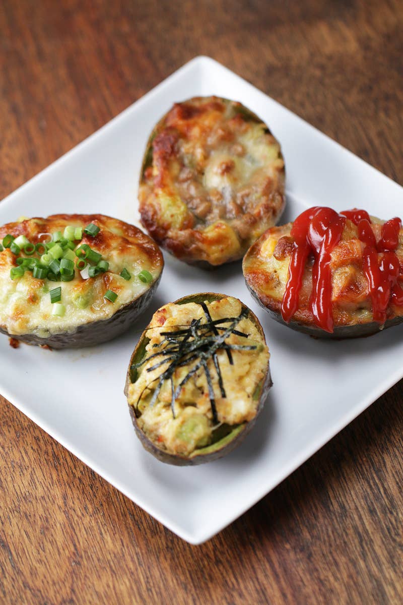 アボカドをくり抜いたら具材を切って焼くだけ♪簡単なのにカフェメニューみたいなおしゃれグラタンはいかがですか？ホームパーティーに持ち寄れば喜ばれること間違いなし◎ぜひ作ってみてくださいね！