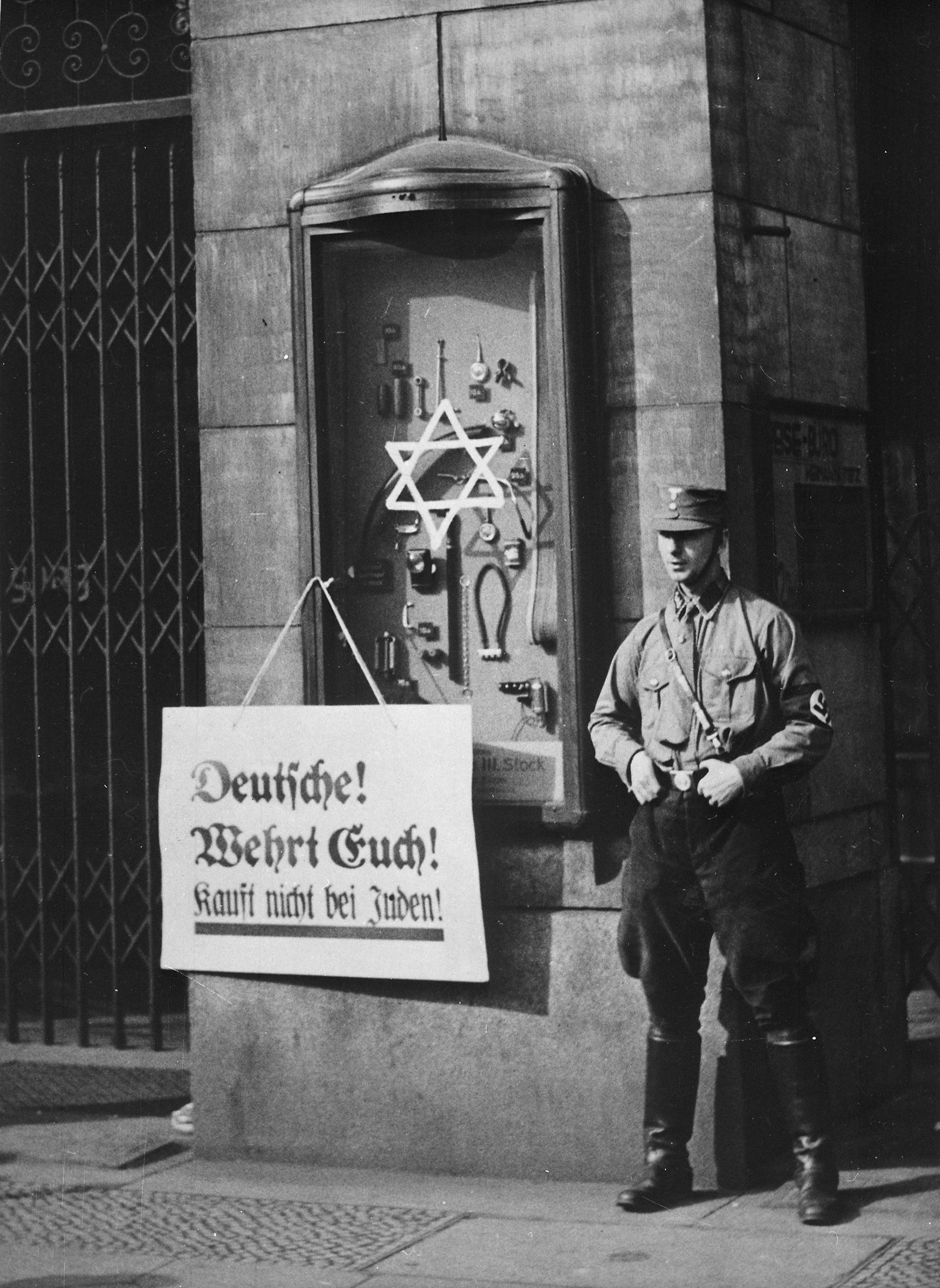 Der zunehmende Antisemitismus – auch angefacht von Hitler und seiner NSDAP – gipfelte in den Novemberpogromen 1938 und ebnete den Weg für den Faschismus, jüdisches Leben in Deutschland auslöschen zu wollen: Den Holocaust.