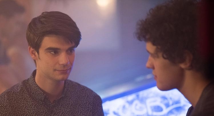 Wie kann man ein guter Boyfriend für die eigene Freundin sein, wenn man eigentlich in einen anderen Jungen verliebt ist? Diese Frage stellt sich der Schüler Alex, der kurz vor seinem Abschlussball merkt, dass er sich von dem coolen Musikfan Elliot wahnsinnig angezogen fühlt.