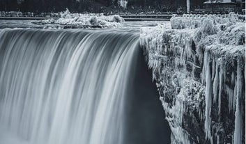 Una ola de frío convirtió las Cataratas del Niágara en un paraíso invernal y las fotos son impresionantes