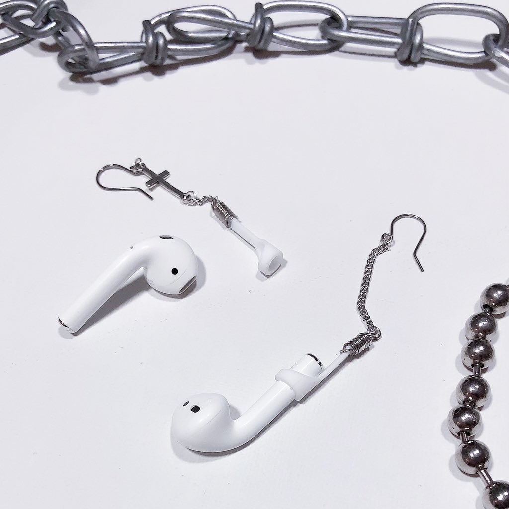 Потерянные наушники airpods. Сережки для наушников Эппл. Гарнитура для сережек. Серьги для беспроводных наушников. Серьги для AIRPODS.