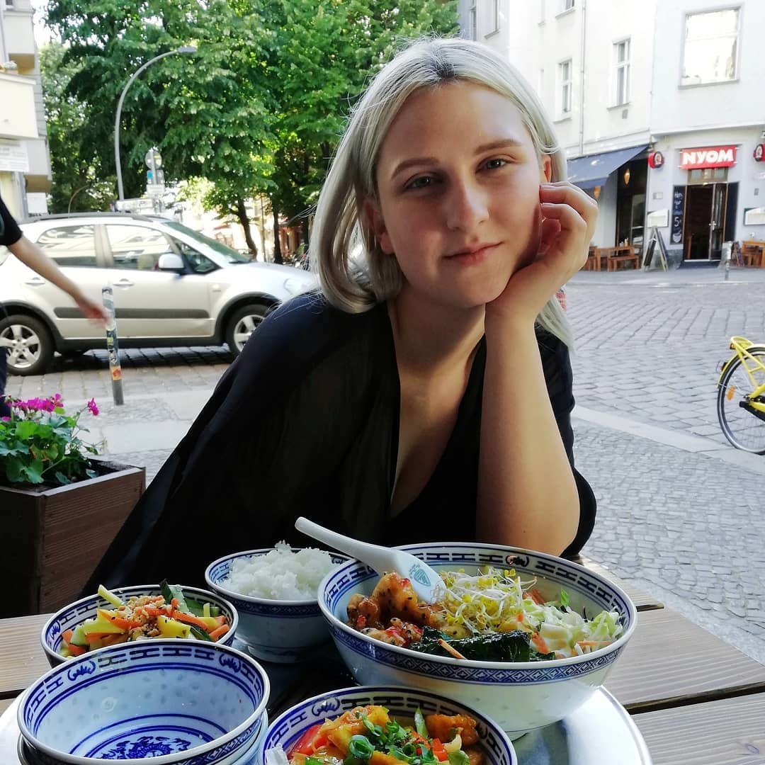 Ich habe Fehler gemacht, die ekligste Sojamilch der Welt getrunken und beim Restaurantbesuch vollkommen überfordert nur ein Wasser bestellt. Damit es dir nicht genauso geht, habe ich dir hier meine Tipps und Tricks aufgeschrieben!