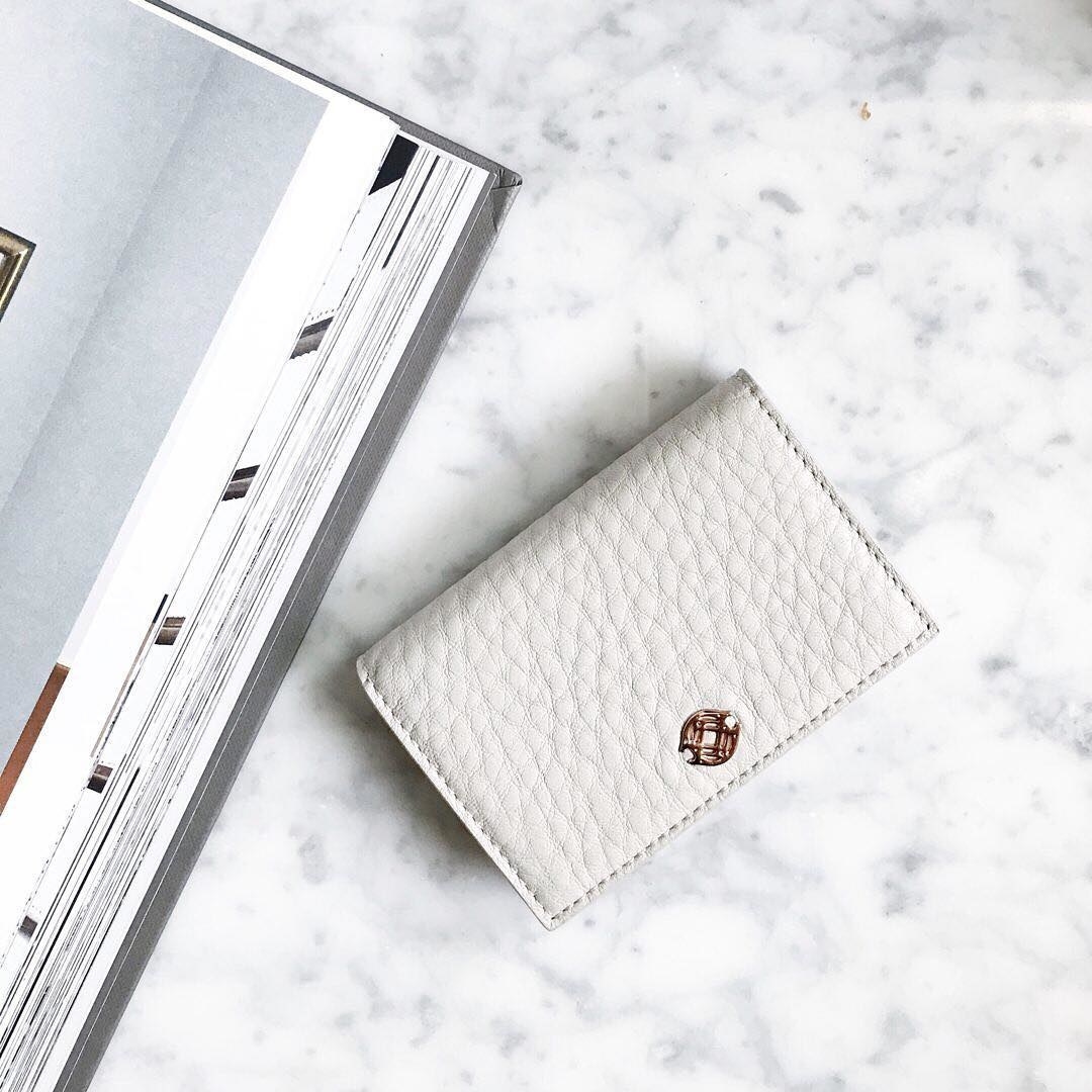 the white leather accordion wallet